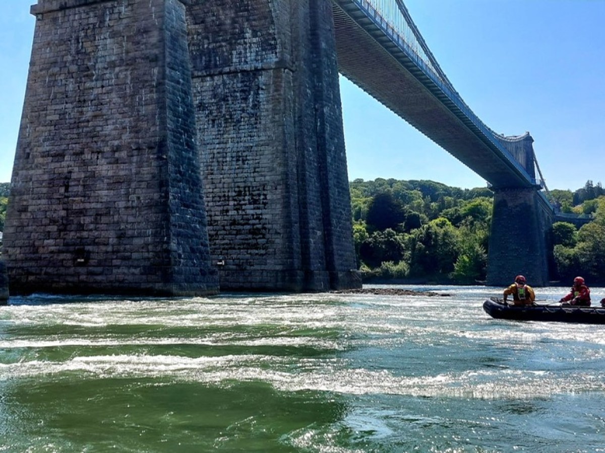 a small boat in a body of water